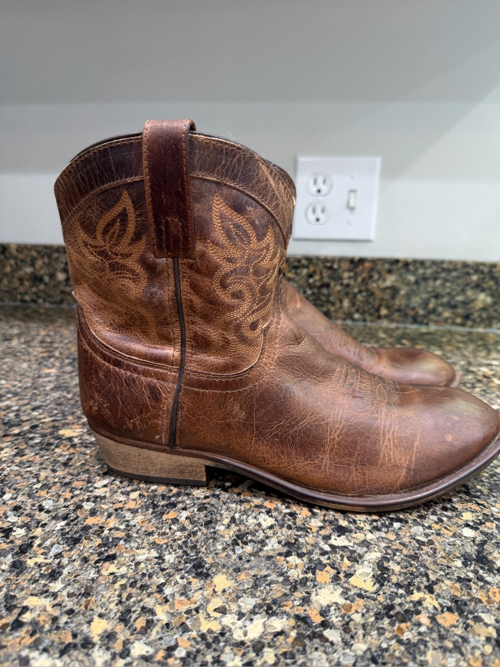 Ladies dingo Willie 9.5 Brown Leather Western Ankle Boots